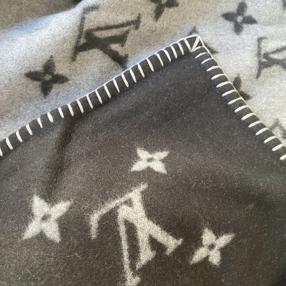 Louis Vuitton Monogram Eclipse Blanket - Picture 4 of 8